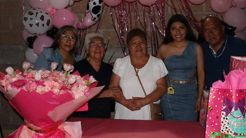 Camila al lado de sus tías Paty y Esther, su abuelita Luisa y su tío Jesús.